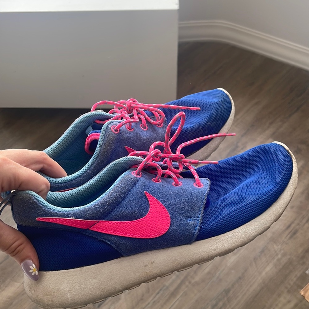 Nike roshe big kids bubblegum shoe